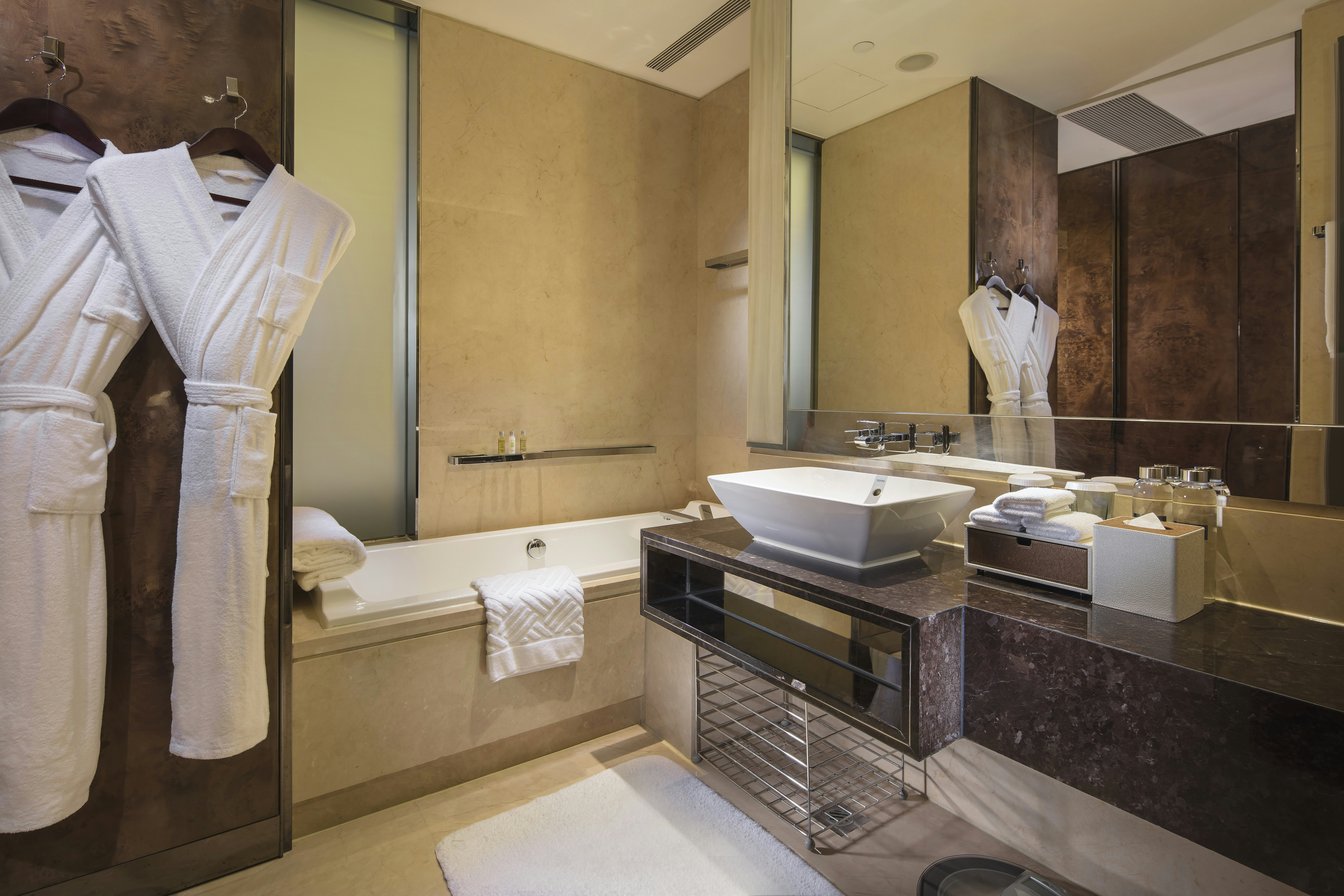 Hilton Guangzhou Tianhe 77/79