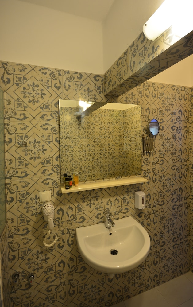 Spiros Soula Hotel 24/84