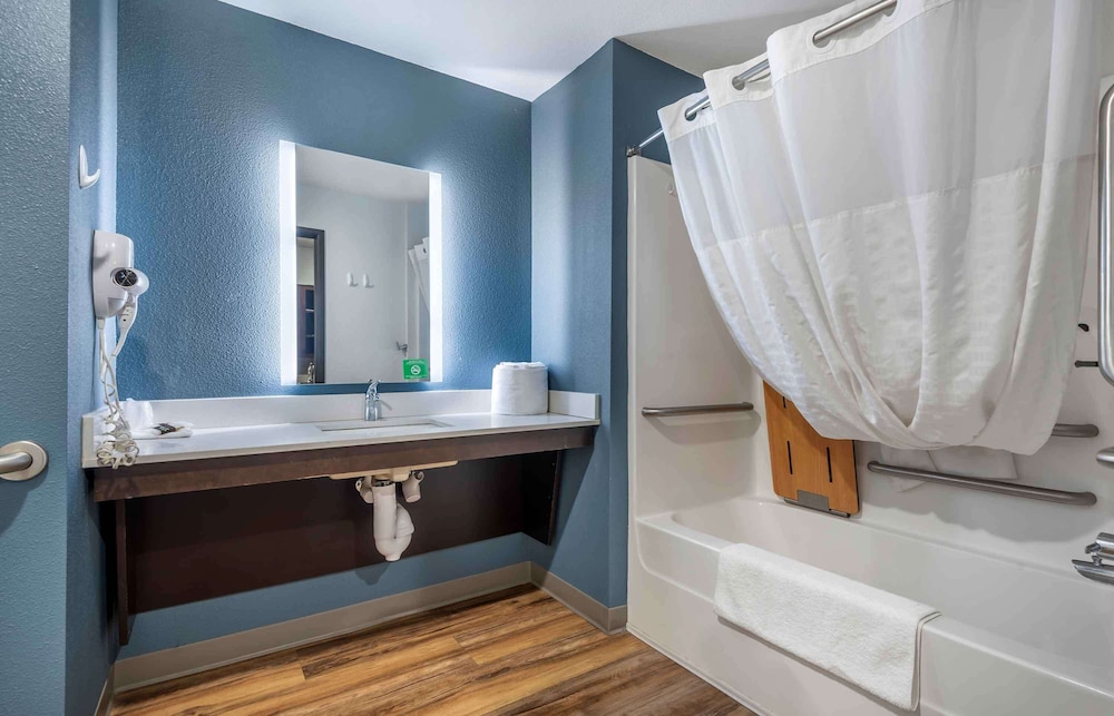 WoodSpring Suites Louisville Airport 25/26