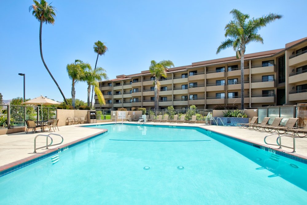Holiday Inn Hotel And Suites 3/66