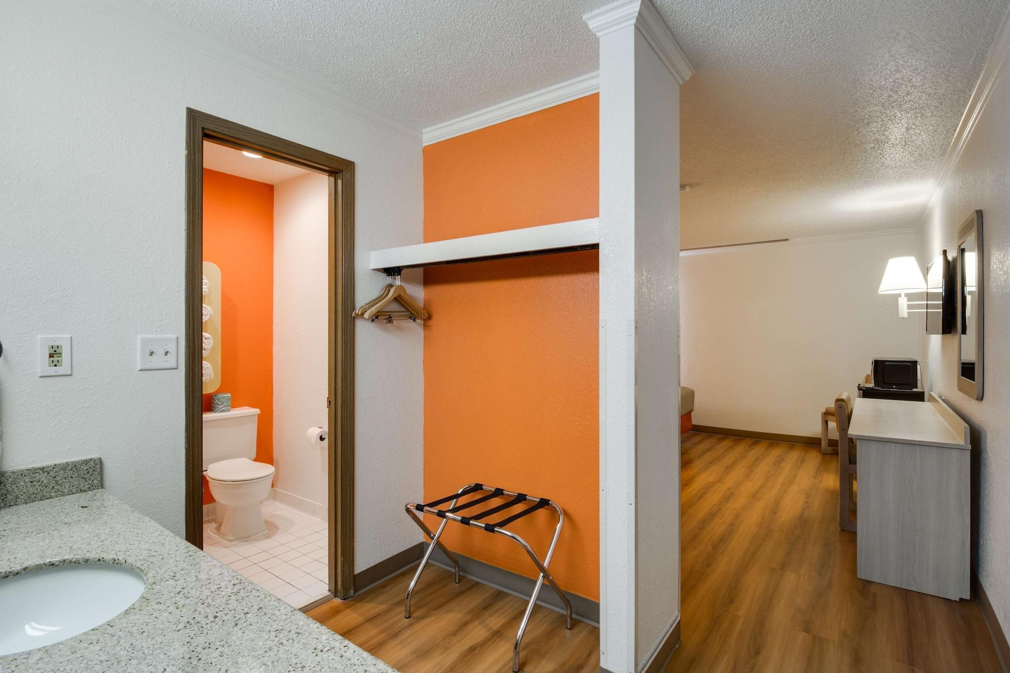 Motel6 Waukegan, IL 62/63