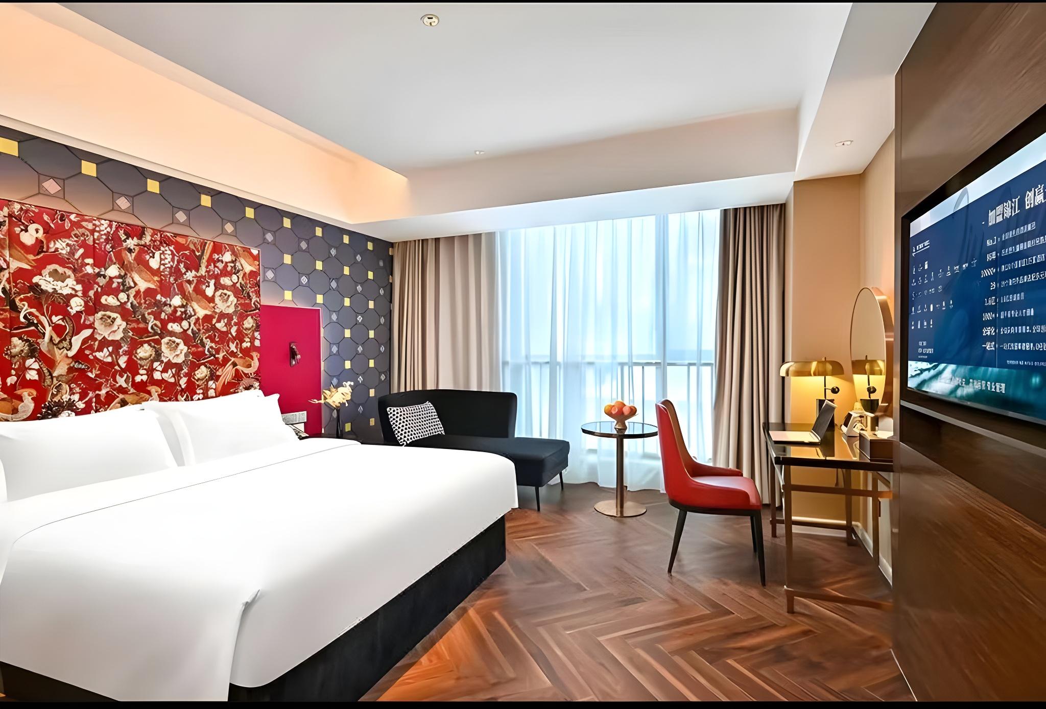 Elegant, Queen Bed