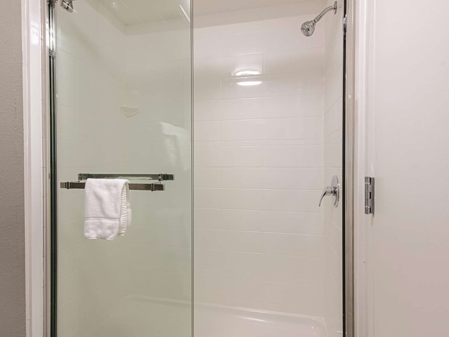 La Quinta Inn and Suites by Wyndham Portland 50/50