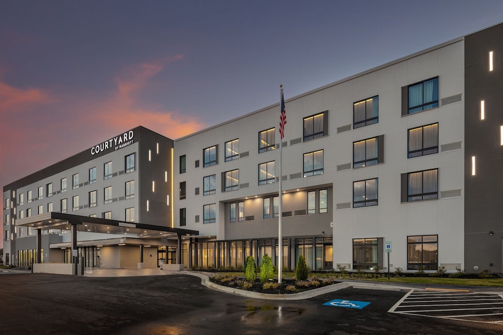 Courtyard Conway 2/28