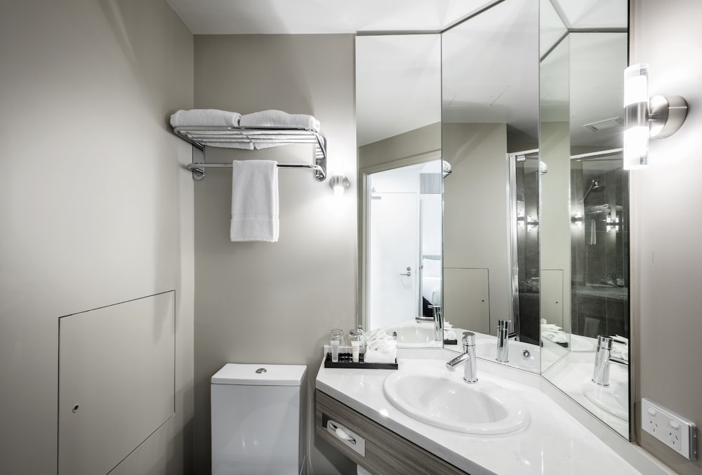 Ibis Mackay 66/67