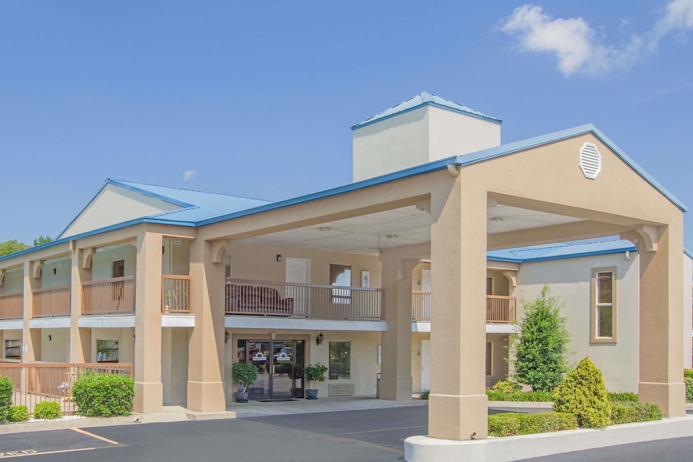 Days Inn and Suites By Wyndham Pine Bluff 1/27
