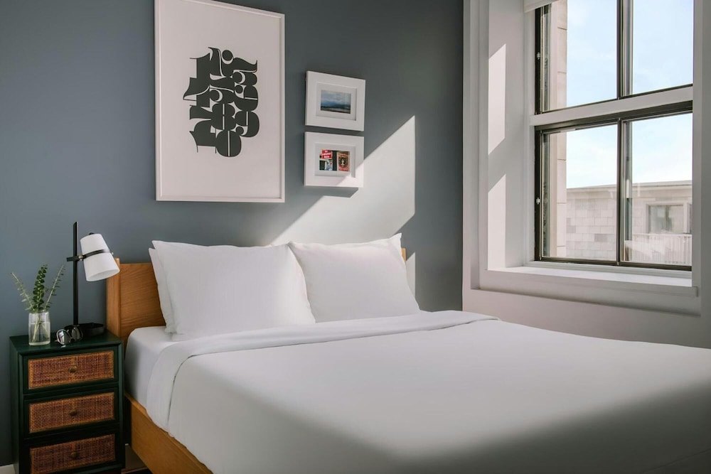 The Alexander Hotel - Old Montreal 8/50