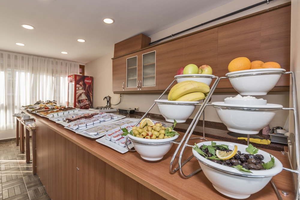 Magnaura House Hotel 44/53