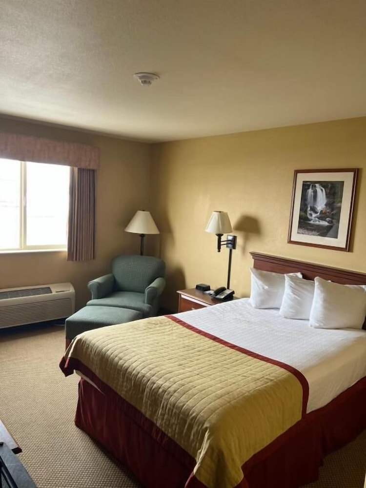 Pinedale Hotel & Suites 27/50