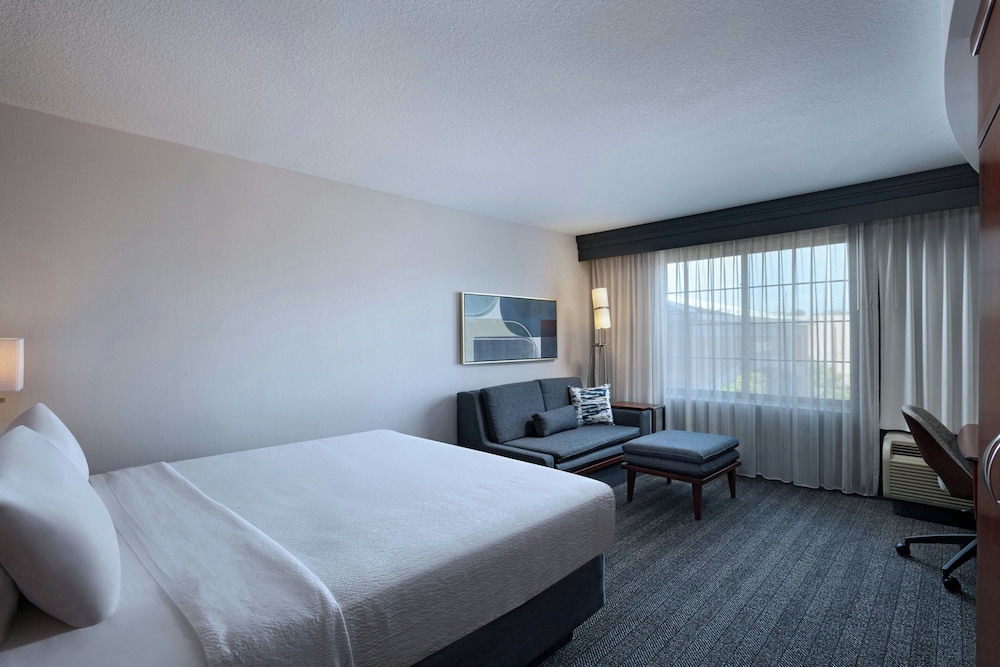 Courtyard Marriott Aksarben Village 10/50