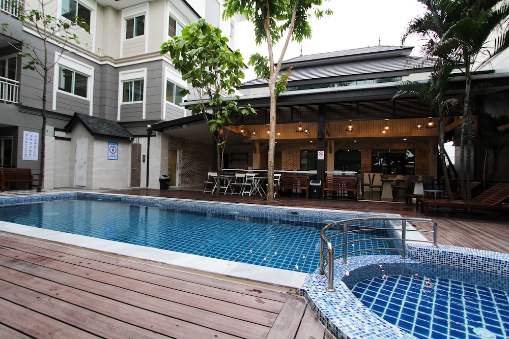 AT RESIDENCE SUVARNABHUMI 6/74