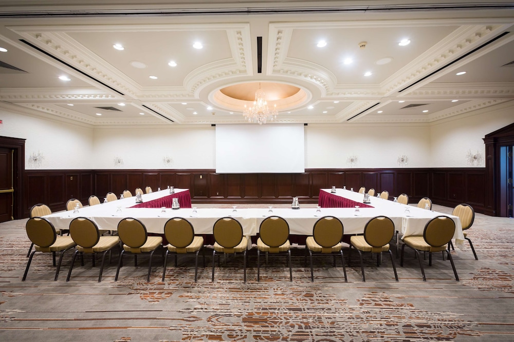 Radisson Hotel Cincinnati Riverfront 55/60
