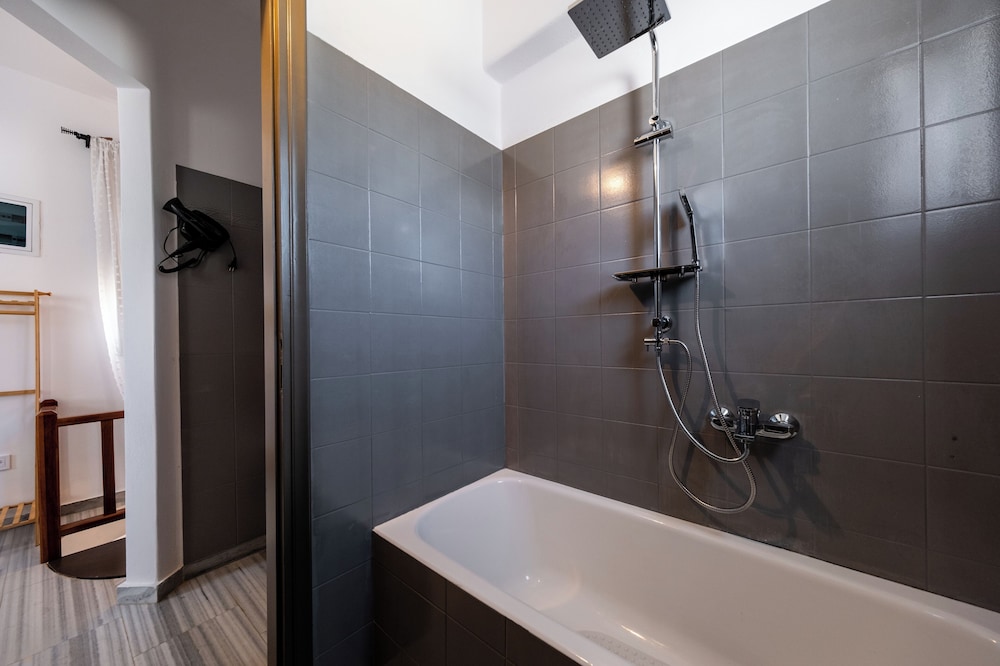 جناح جونيور بسرير كينج مع أريكة، PAROSLAND HOTEL 6/10