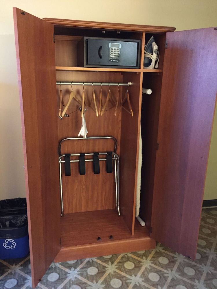 Ramada By Wyndham Santa Barbara 10/42