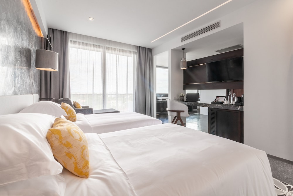 Deluxe, Twin Beds, Pool View