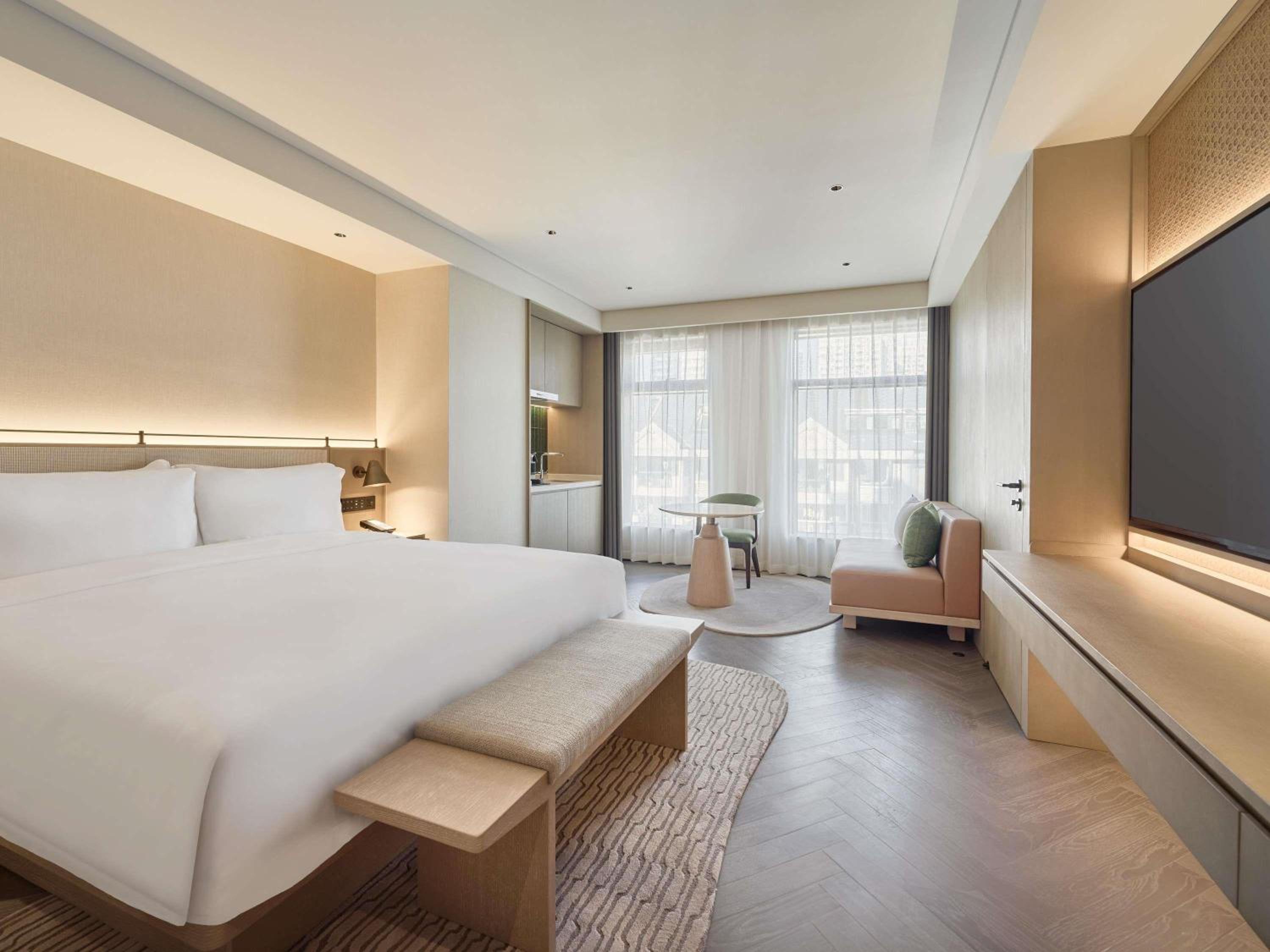 SUPERIOR, KING BED, CITY VIEW