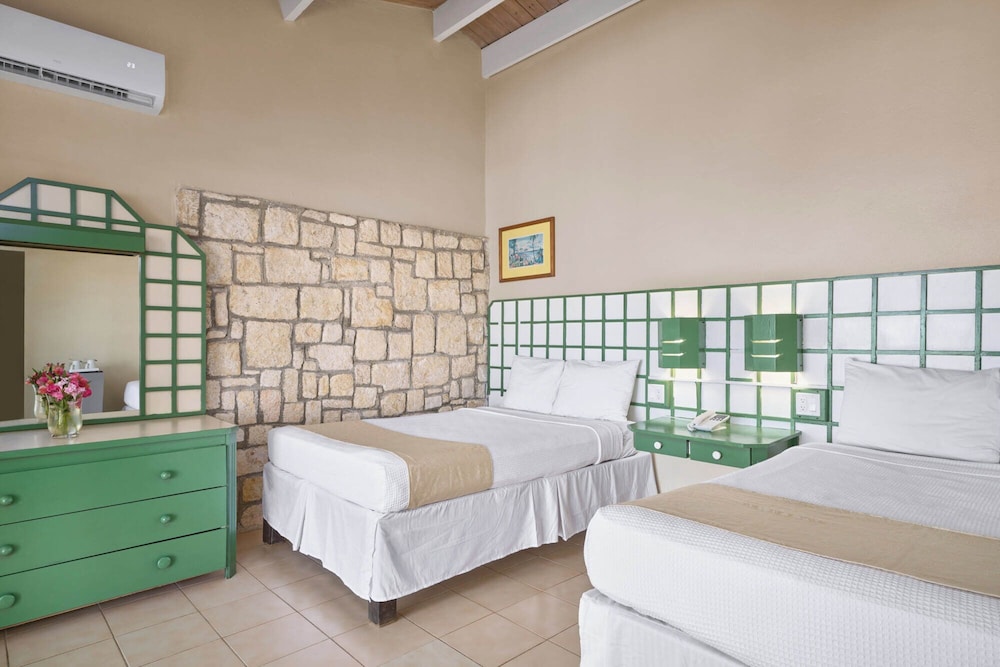 BUNGALOW, 2 DOUBLE BEDS, GARDEN VIEW