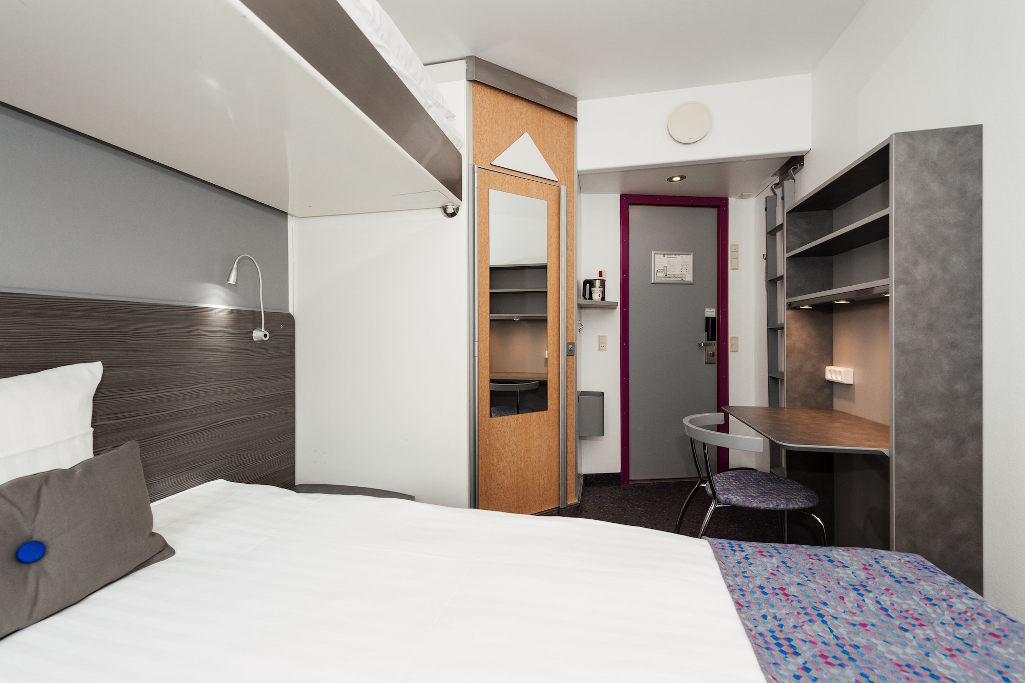 STANDARD, QUEEN BED