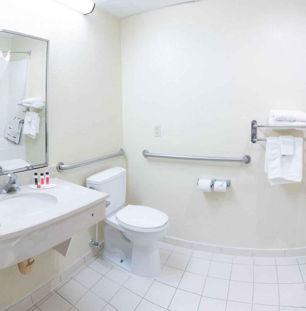 Red Roof Inn & Suites Hinesville 8/37