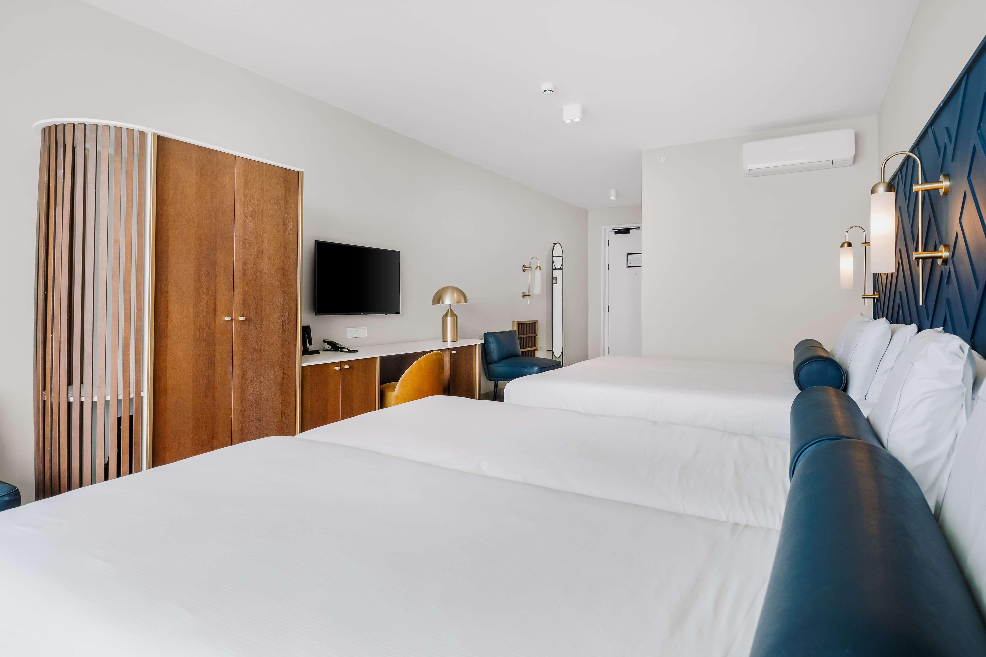 GUEST ROOM, KING AND TWIN BEDS, OCEAN VIEW