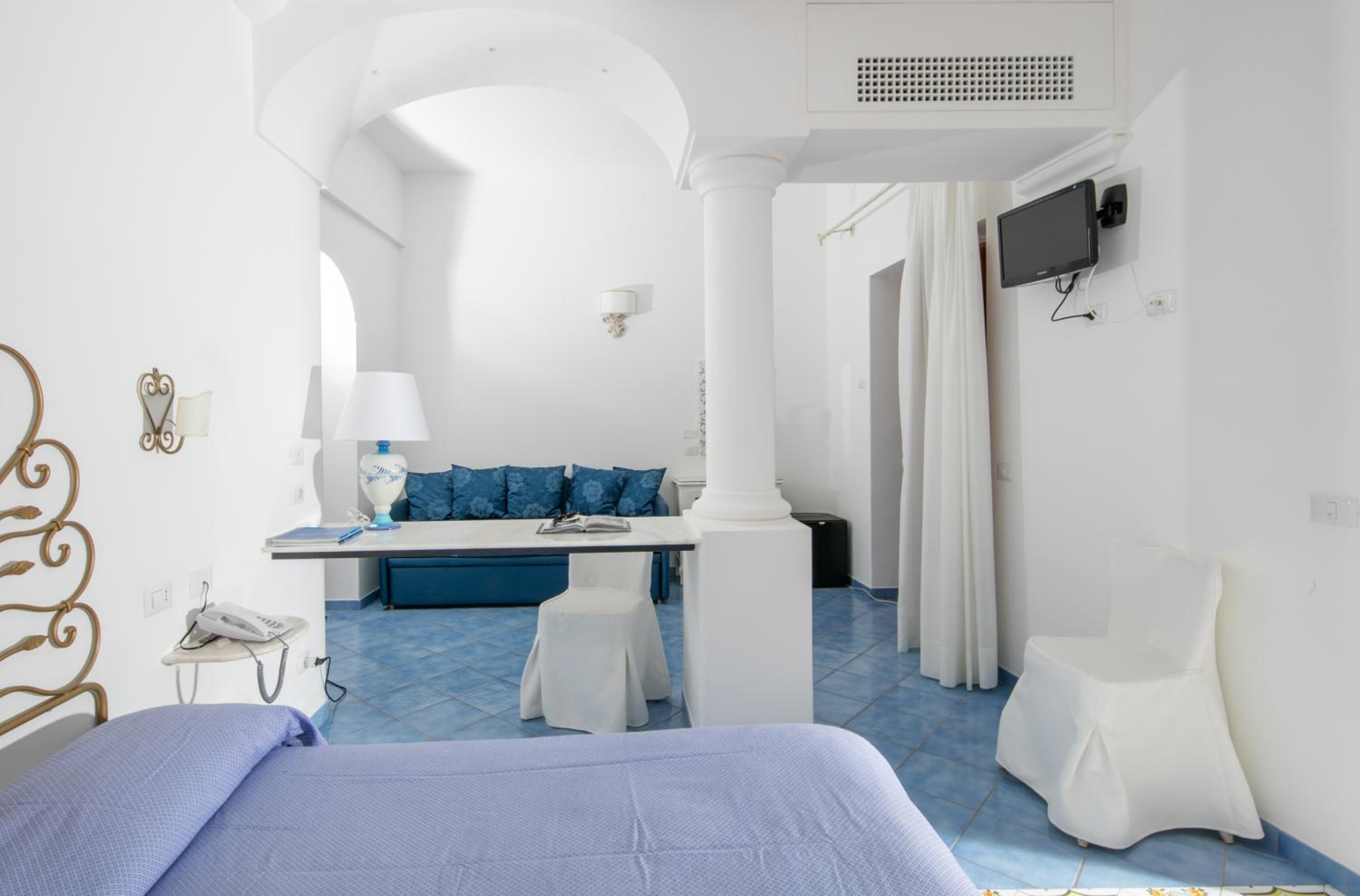غرفة كلاسيكية ثلاثية بإطلالة جزئية على البحر، Hotel Vittoria Positano 3/4