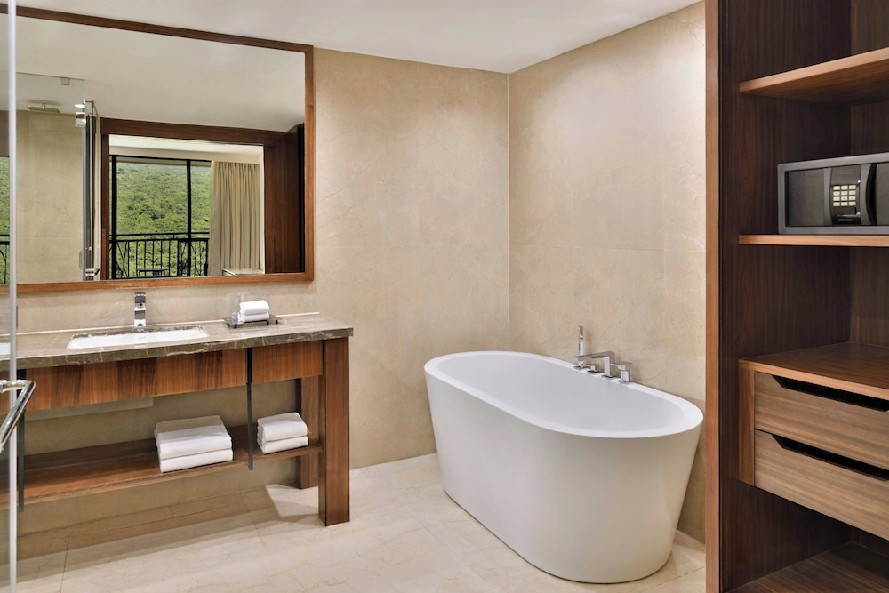 1 Bedroom, Signature, Suite, Courtyard by Marriott Mahabaleshwar 7/8