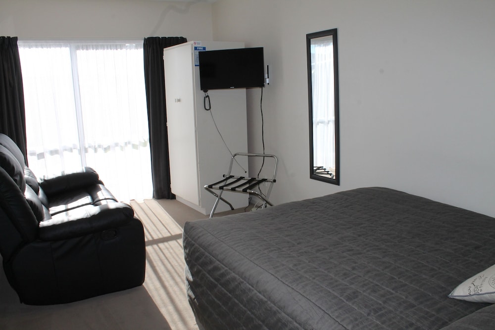 Riverview Motel 12/56