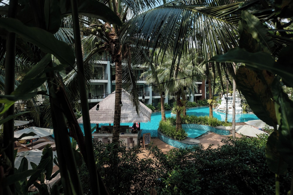 HULA HULA RESORT l truly tropical and fun wellness 82/90
