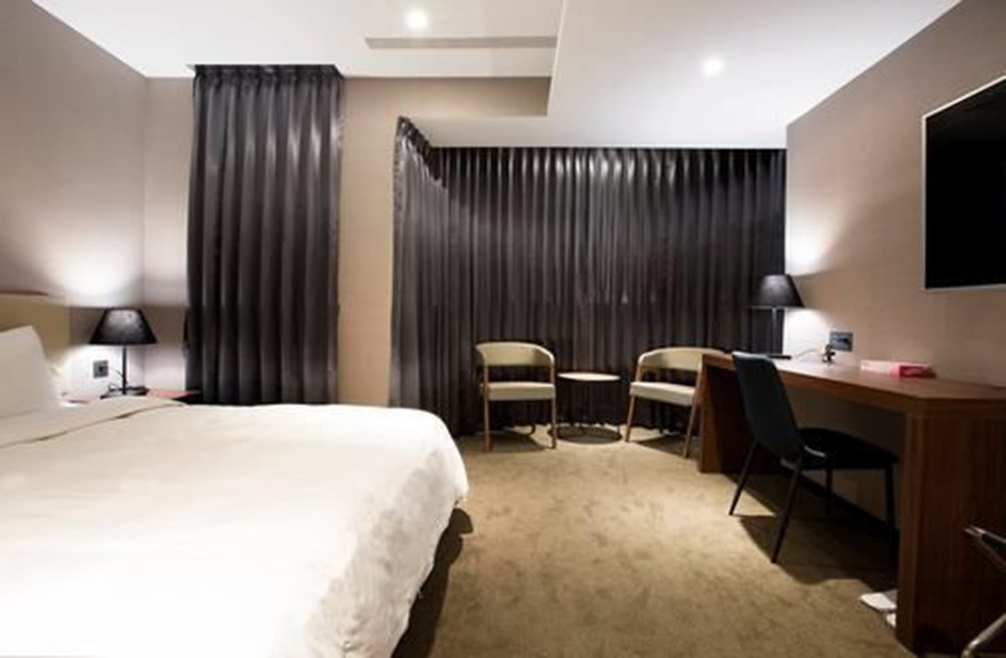 BUSINESS, DOUBLE BED