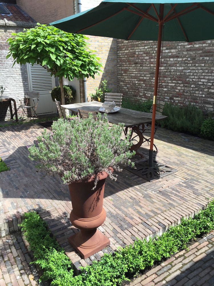 1669 Bed And Breakfast 40/50