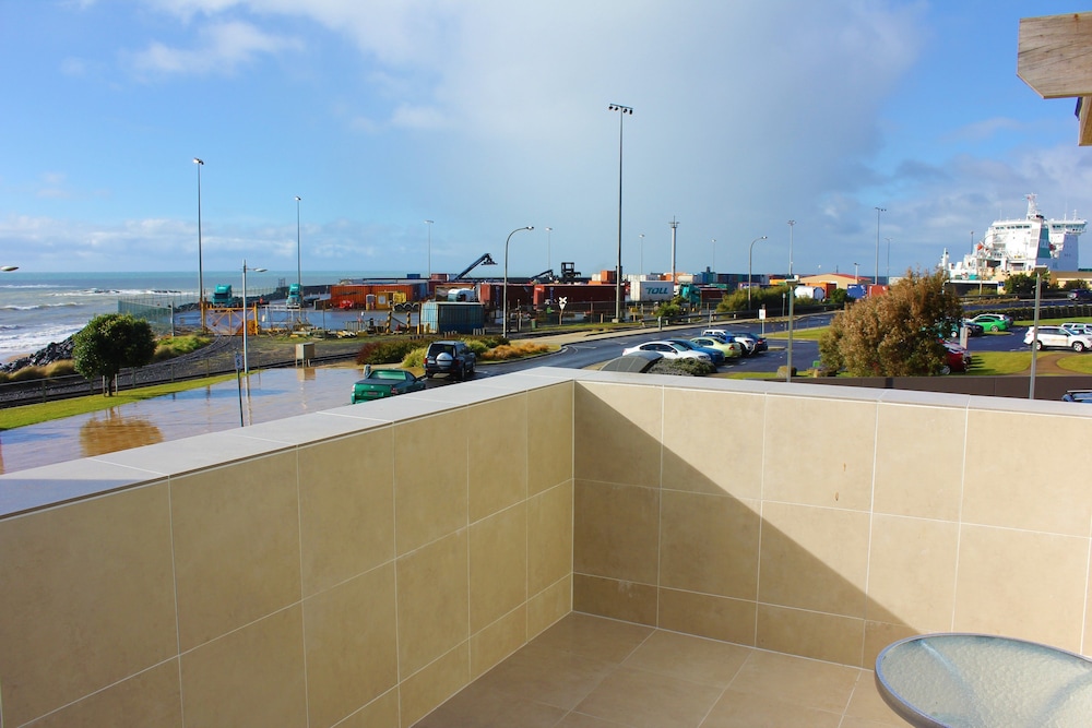 Beach Hotel 40/58