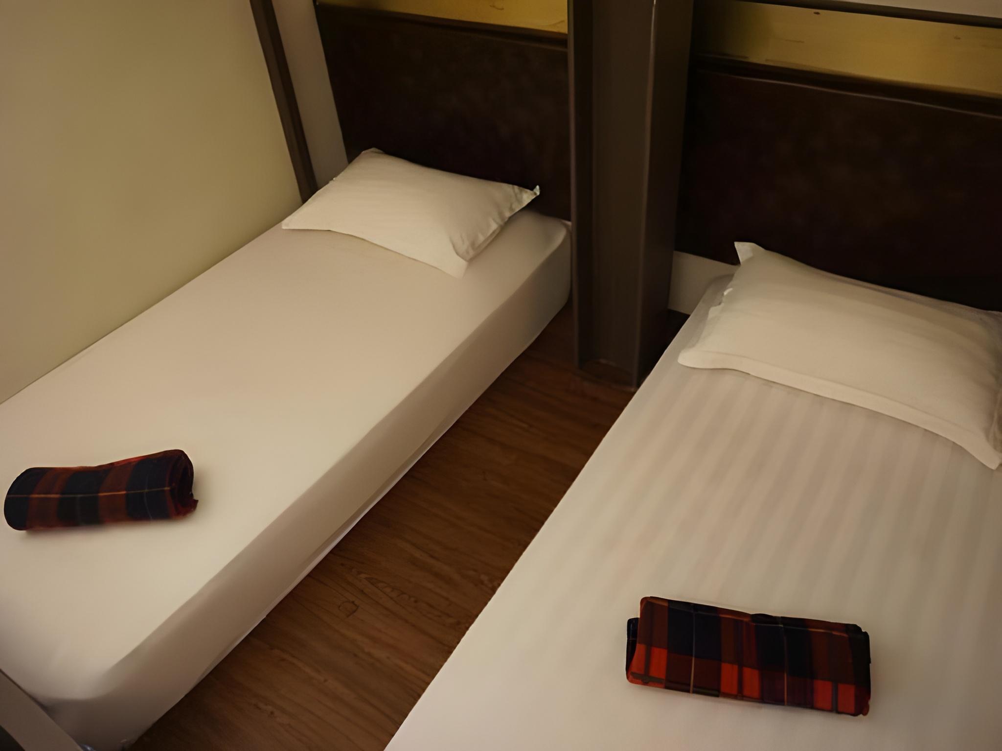 Club, Twin Beds