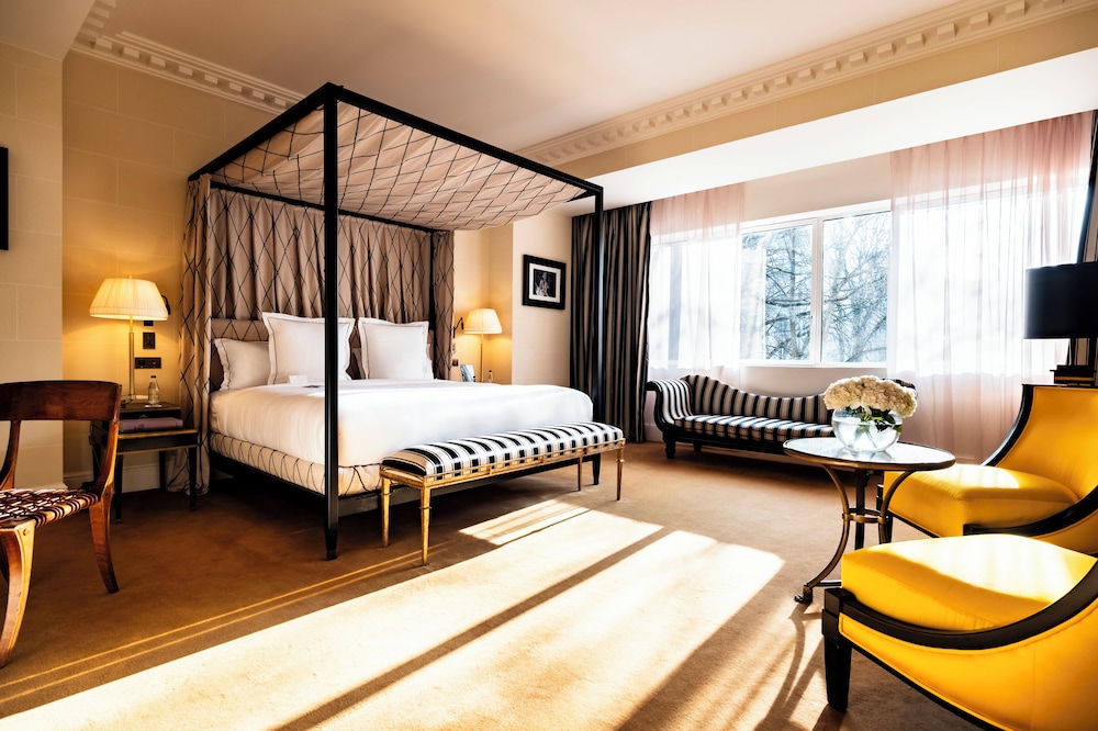 Suite, King Bed, Garden View, Sofa
