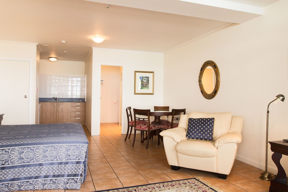 The Commodores Lodge 21/41