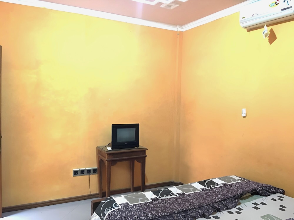 Hotel Alami near Alun-Alun Klaten 33/40