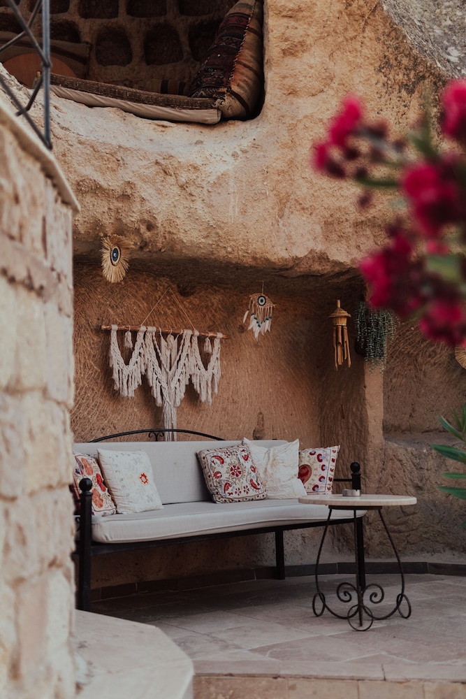 Amber Cave Suites 36/76
