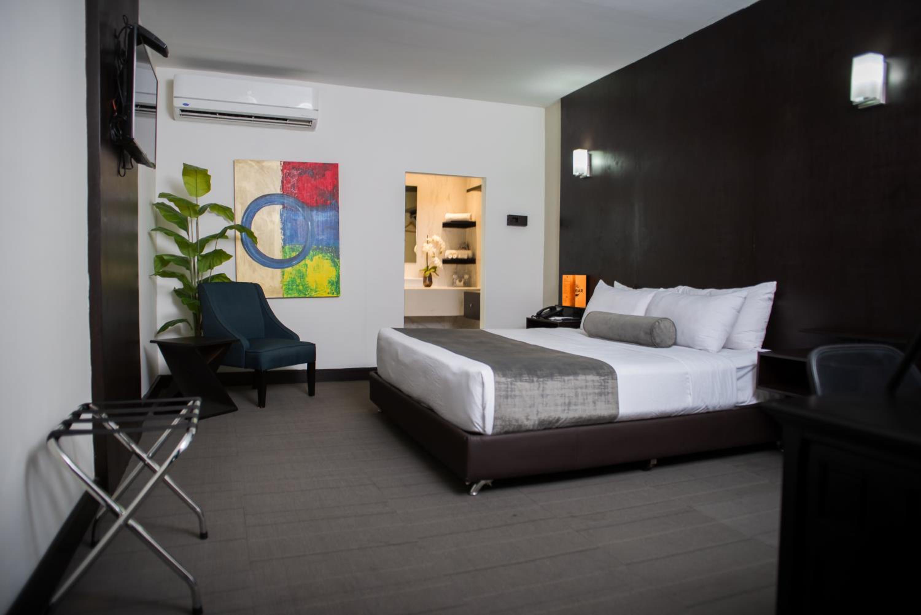 Standard, Queen Bed