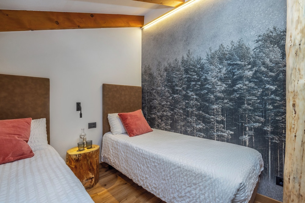 Deluxe, Quadruple, 2 Double and Twin Beds