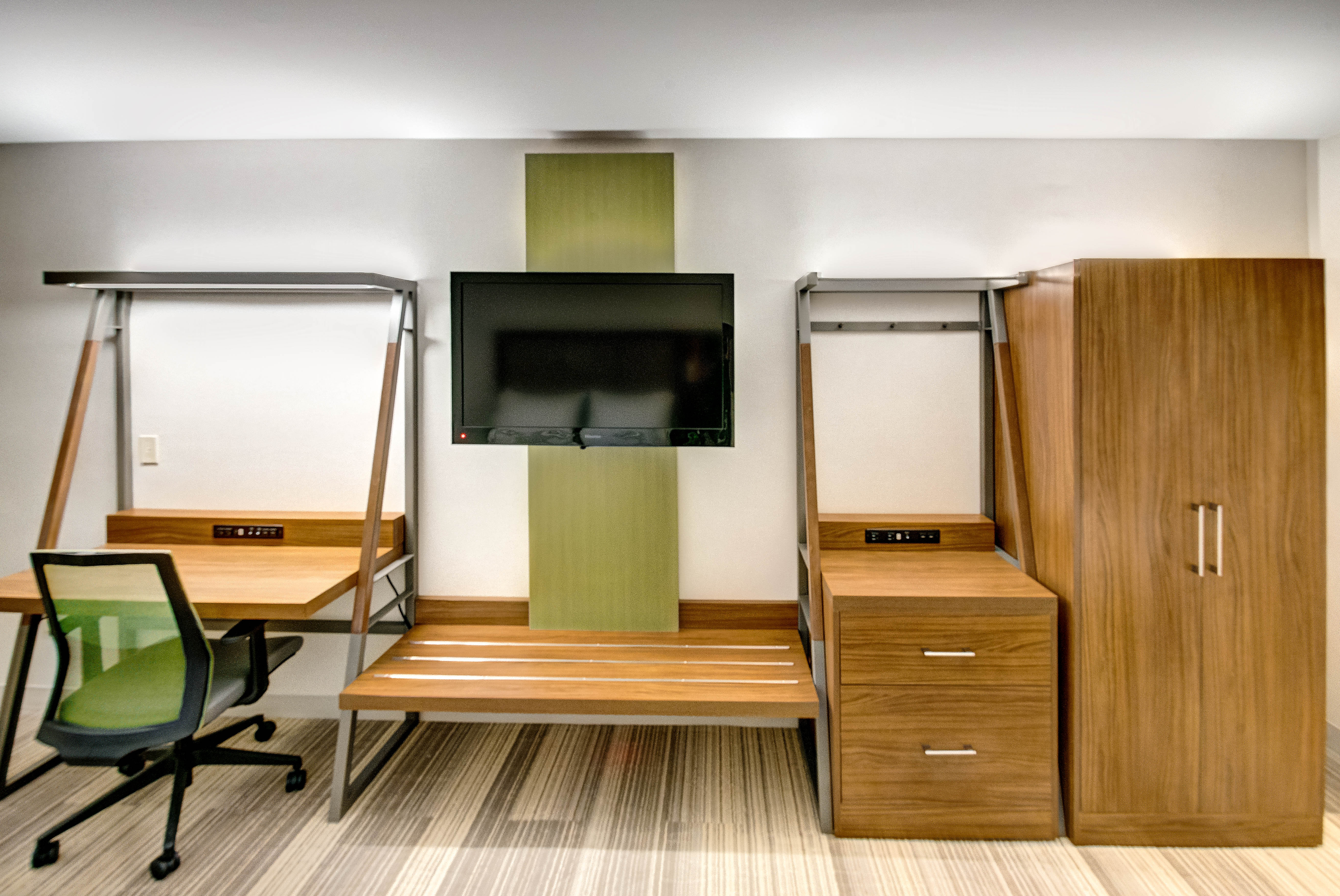 Holiday Inn Express Woodbridge 60/64
