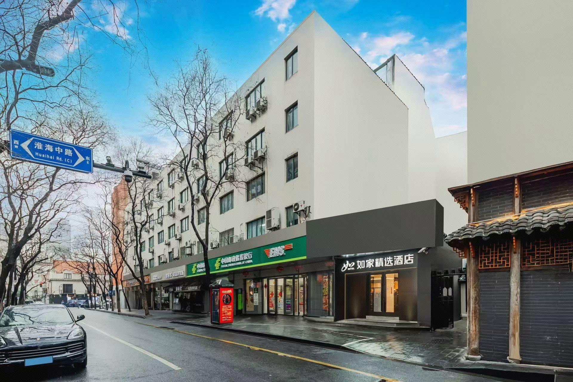 Home Inn Plus (Shanghai Huaihai Road Sinan Road) 32/35