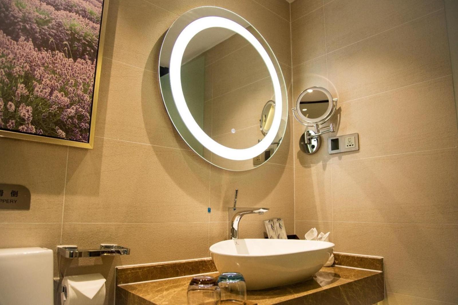Lavande Hotels Shenzhen North Railway Station Bantian Metro Station 43/51