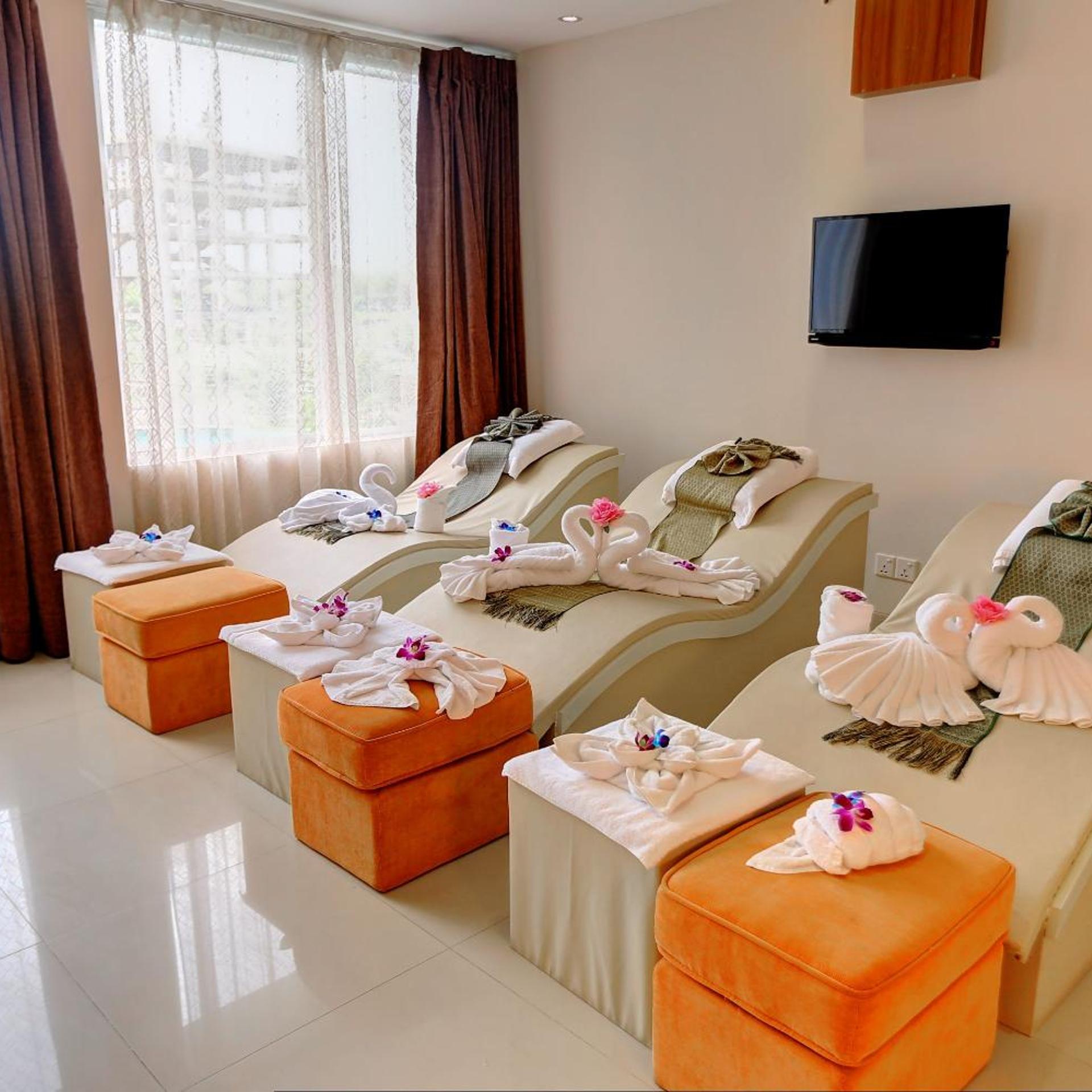 Royal Tulip Sea Pearl Beach Resort & Spa 55/64