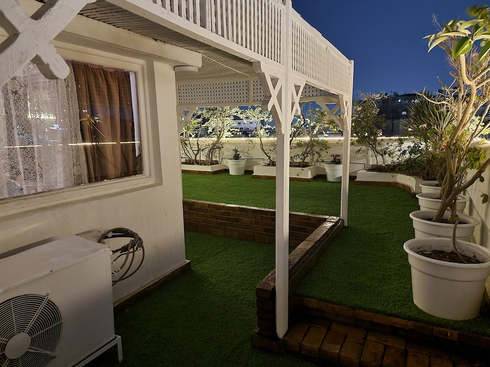 Carlton Hotel 46/49