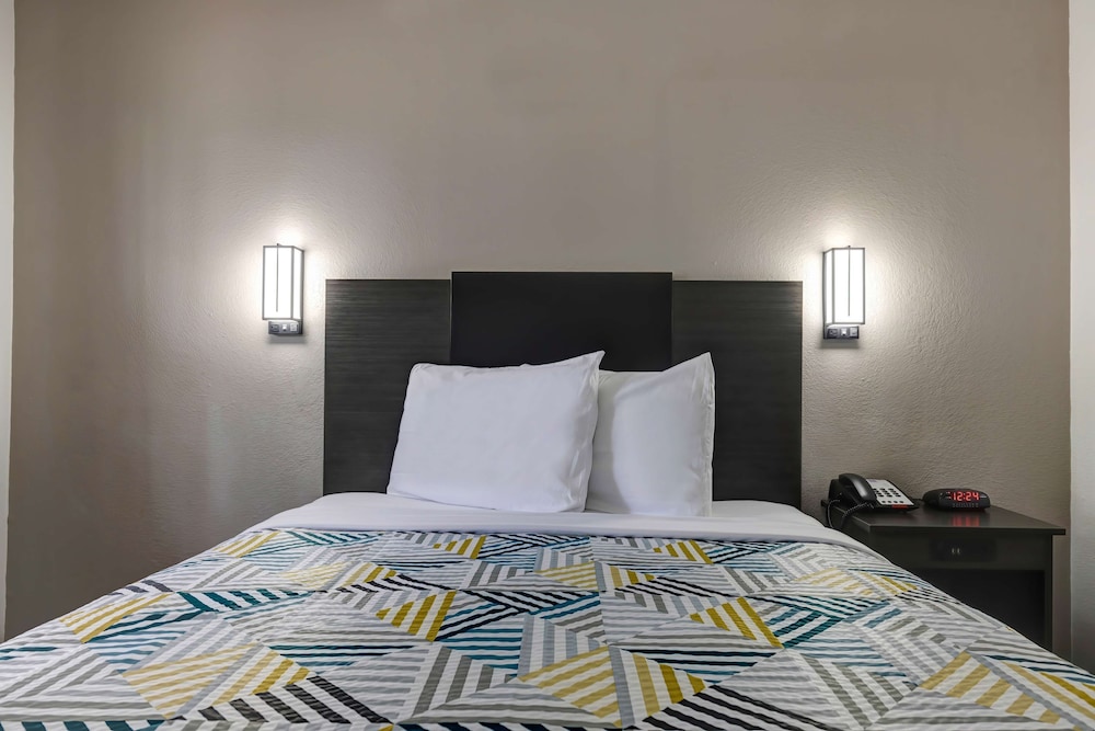 Deluxe, Queen Bed, Studio6 Arlington, TX - South - Dallas 2/4