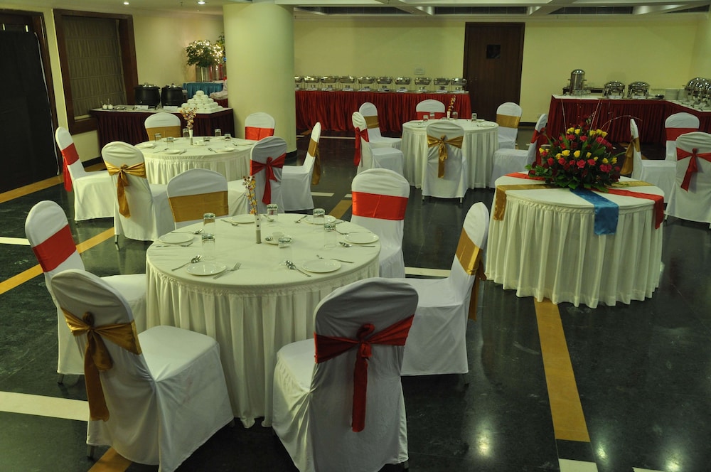 Le Lac Sarovar Portico 45/56