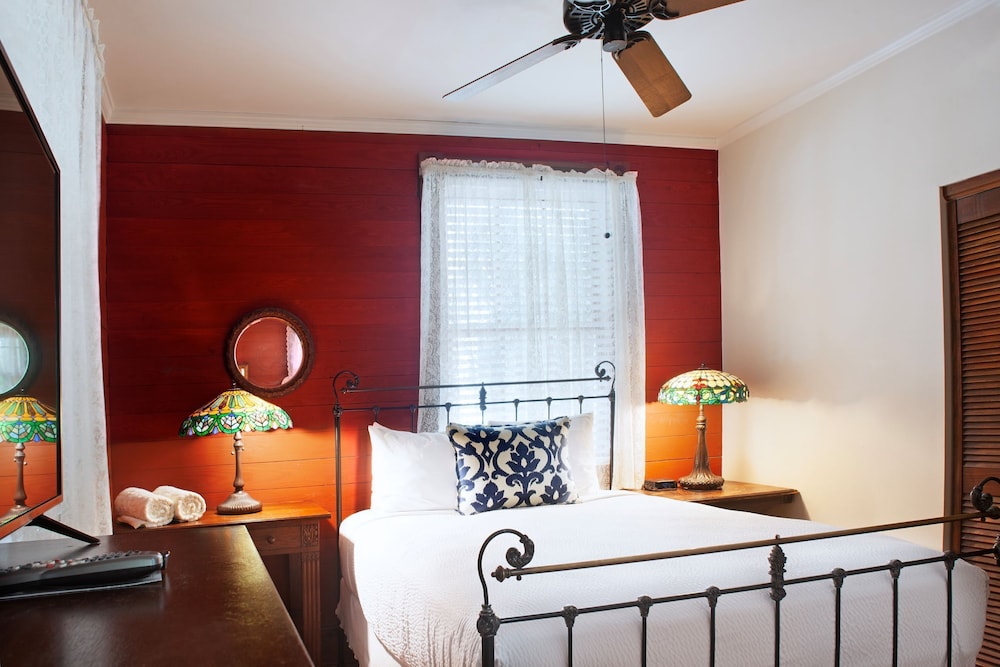 ISLAND, CITY, SUITE, HOUSE, QUEEN BED