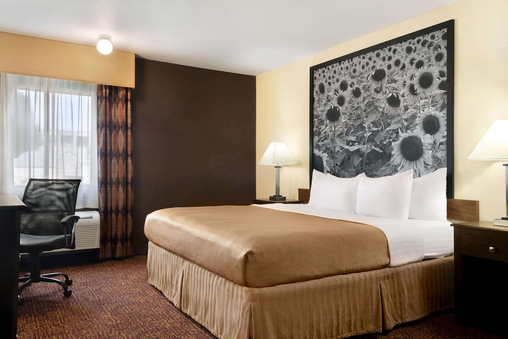 ROOM, KING BED