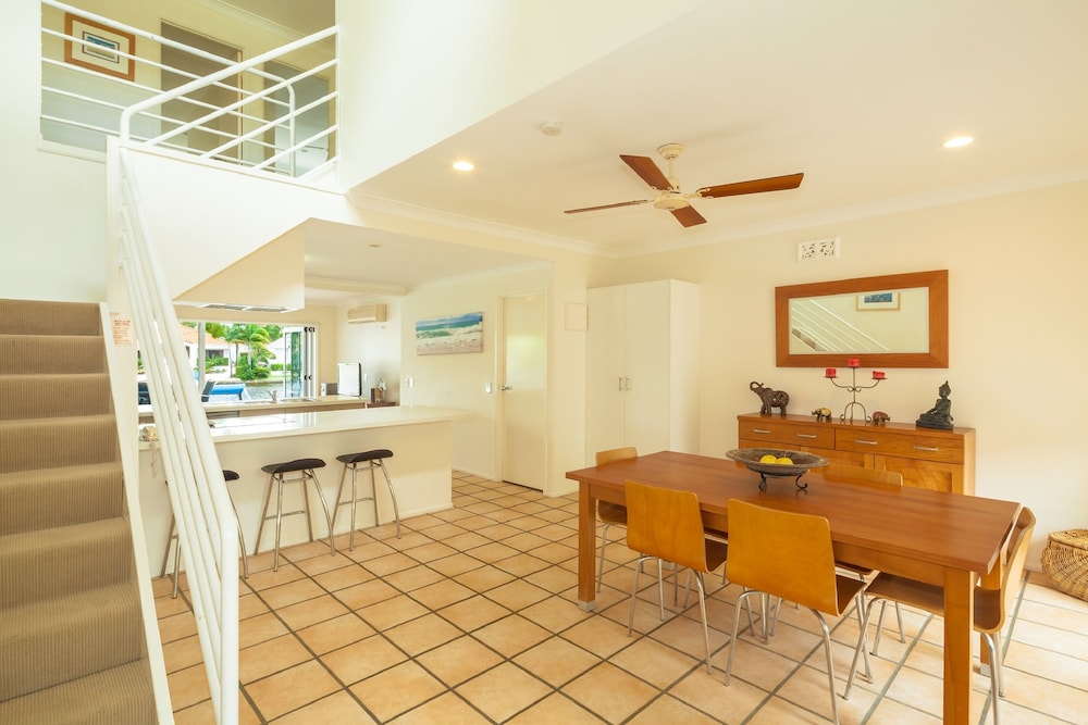 NOOSA ENTRANCE WATERFRONT RESORT 54/80