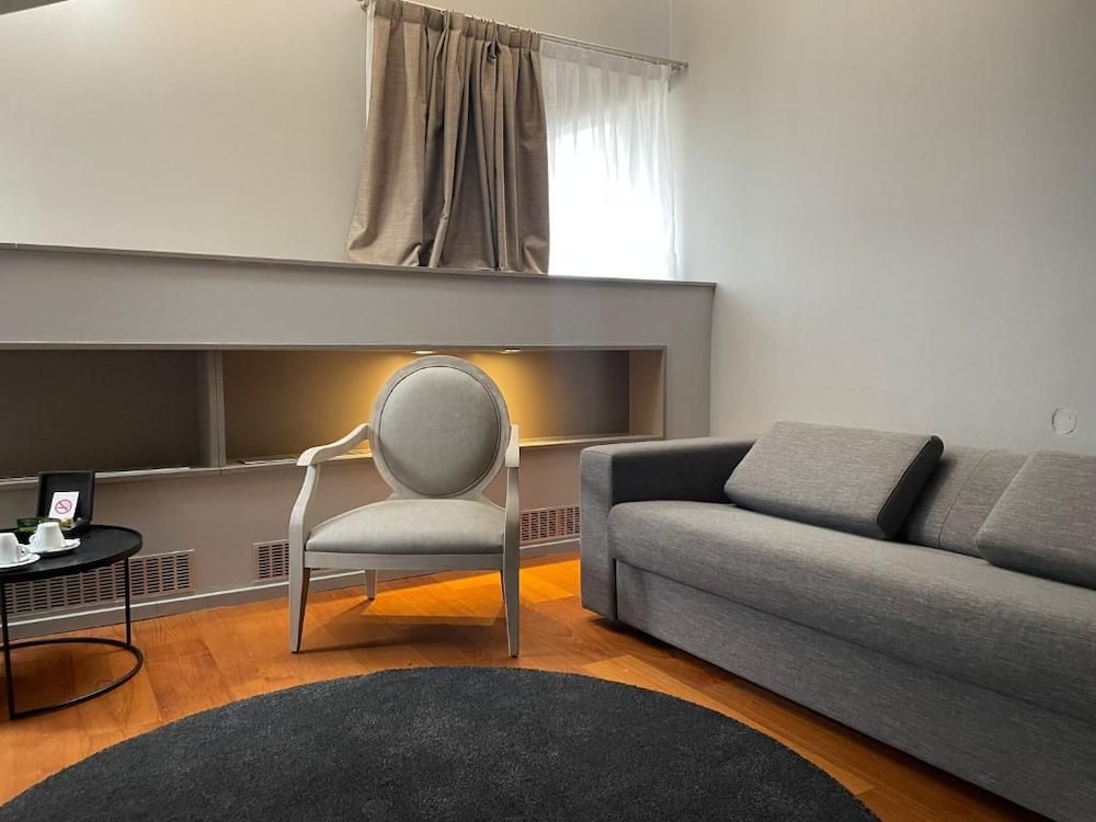 987 Prague Hotel 43/56