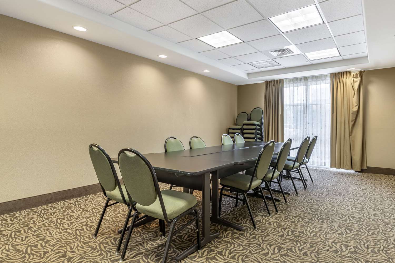 Comfort Suites Medical Center Near Six Flags 35/44